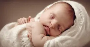 Spanie niemowlaka na klatce piersiowej mamy: korzyści i bezpieczeństwo