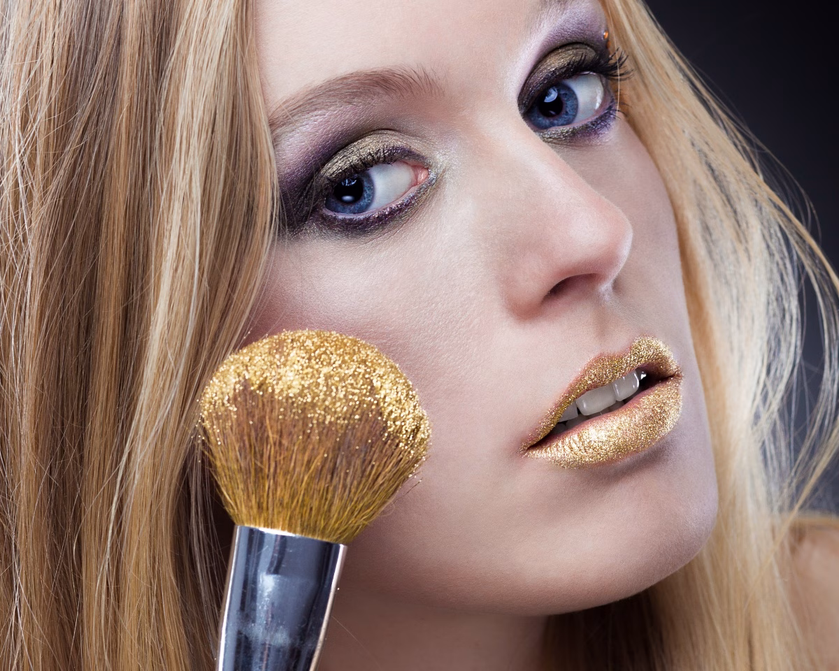 Rozświetlacz – kosmetyk, który dodaje blasku