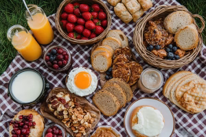 Chleb razowy i płatki owsiane – co warto spakować na śniadanie poza domem?