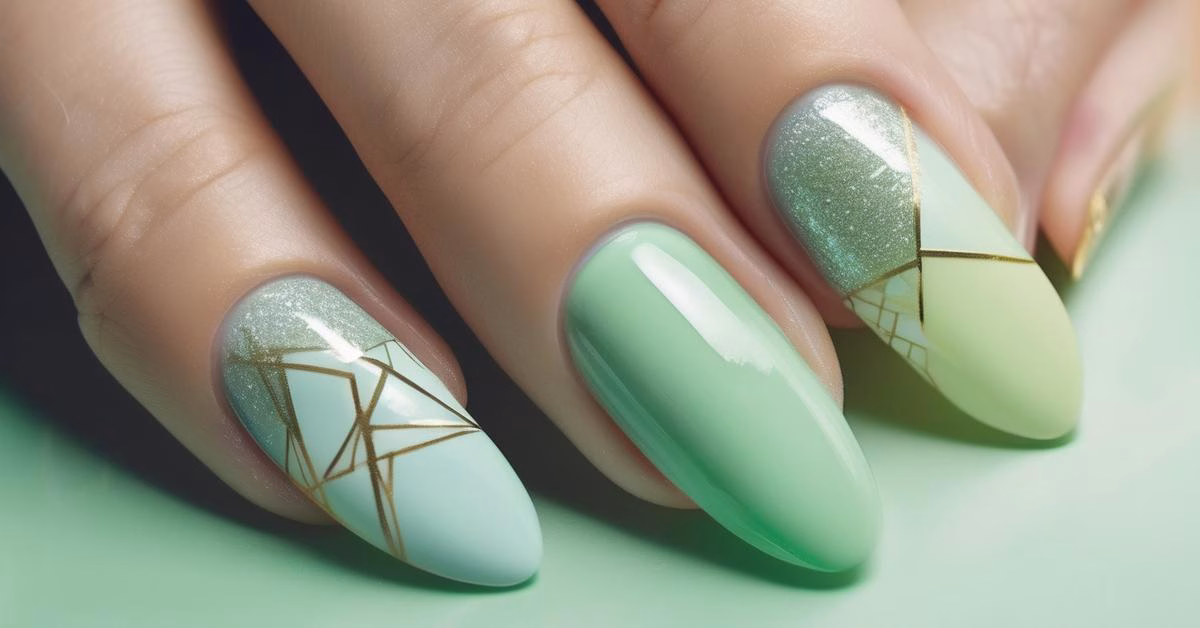 Różnorodne wzory pastelowych zielonych paznokci, w tym ombre, geometryczne i subtelne brokatowe zdobienia.